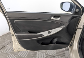 Подержанный автомобиль Hyundai Solaris Hatchback 2012 года (19 фото)