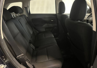 Подержанный автомобиль Mitsubishi Outlander 2018 года (14 фото)