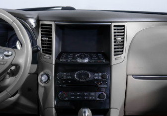 Подержанный автомобиль Infiniti QX70 2013 года (10 фото)