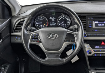 Подержанный автомобиль Hyundai Elantra Sedan 2017 года (22 фото)