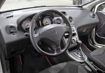 Подержанный автомобиль Peugeot 308 Hatchback 2008 года (16 фото)