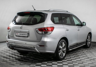 Подержанный автомобиль Nissan Pathfinder 2015 года (5 фото)