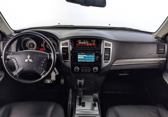 Подержанный автомобиль Mitsubishi Pajero 2018 года (14 фото)