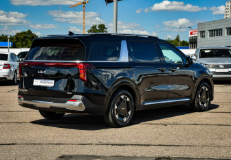 Подержанный автомобиль Kia Carnival 2024 года (5 фото)