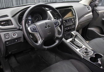 Подержанный автомобиль Mitsubishi Pajero Sport 2018 года (15 фото)
