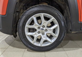 Подержанный автомобиль Jeep Renegade 2016 года (12 фото)