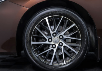 Подержанный автомобиль Lexus ES 2017 года (21 фото)