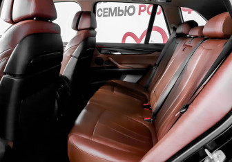 Подержанный автомобиль BMW X5 2014 года (10 фото)