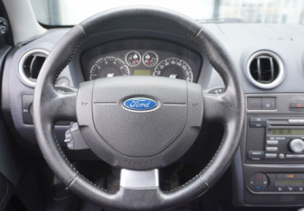 Подержанный автомобиль Ford Fusion 2008 года (13 фото)