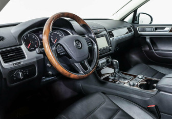 Подержанный автомобиль Volkswagen Touareg 2015 года (7 фото)
