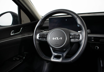 Подержанный автомобиль Kia K5 2025 года (11 фото)