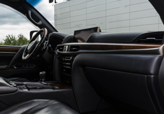 Подержанный автомобиль Lexus LX 2017 года (16 фото)