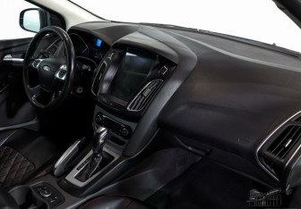 Подержанный автомобиль Ford Focus Hatchback 2013 года (5 фото)