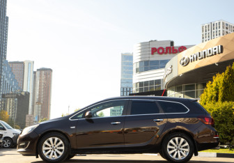 Подержанный автомобиль Opel Astra Wagon 2012 года (6 фото)