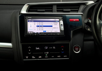 Подержанный автомобиль Honda Fit 2013 года (10 фото)