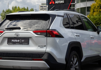 Подержанный автомобиль Toyota RAV4 2024 года (25 фото)