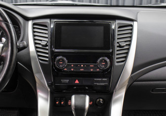 Подержанный автомобиль Mitsubishi Pajero Sport 2016 года (15 фото)