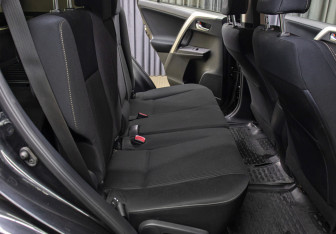 Подержанный автомобиль Toyota RAV4 2015 года (12 фото)