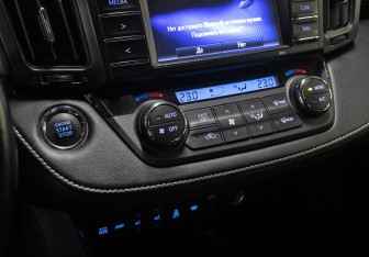 Подержанный автомобиль Toyota RAV4 2015 года (18 фото)