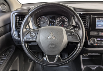 Подержанный автомобиль Mitsubishi Outlander 2016 года (22 фото)