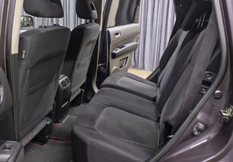 Подержанный автомобиль Nissan X-Trail 2011 года (12 фото)