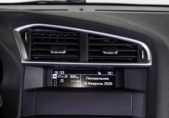 Подержанный автомобиль Citroen C4 Hatchback 2012 года (15 фото)