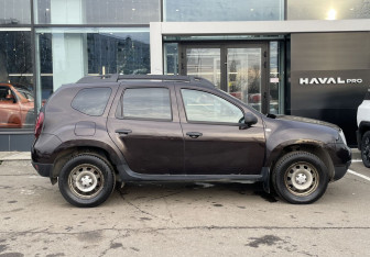 Подержанный автомобиль Renault Duster 2016 года (4 фото)