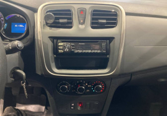 Подержанный автомобиль Renault Sandero 2015 года (15 фото)