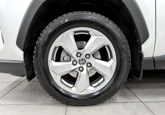 Подержанный автомобиль Toyota RAV4 2021 года (18 фото)