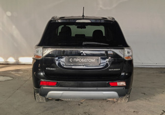 Подержанный автомобиль Mitsubishi Outlander 2014 года (5 фото)