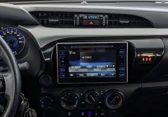 Подержанный автомобиль Toyota Hilux 2016 года (17 фото)