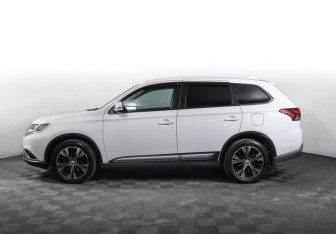 Подержанный автомобиль Mitsubishi Outlander 2019 года (8 фото)