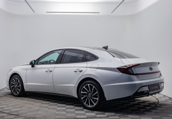 Подержанный автомобиль Hyundai Sonata 2021 года (3 фото)