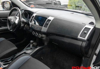 Подержанный автомобиль Mitsubishi Outlander 2009 года (7 фото)
