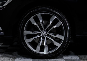 Подержанный автомобиль Volkswagen Passat Sedan 2018 года (15 фото)