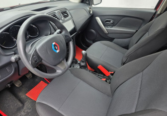 Подержанный автомобиль Renault Sandero 2014 года (9 фото)