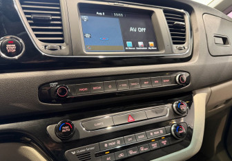 Подержанный автомобиль Kia Carnival 2017 года (18 фото)