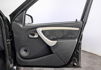 Подержанный автомобиль Renault Logan Sedan 2013 года (24 фото)