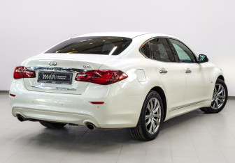 Подержанный автомобиль Infiniti Q70 2018 года (5 фото)