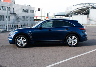 Подержанный автомобиль Infiniti QX70 2016 года (8 фото)