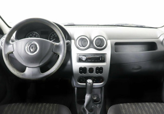 Подержанный автомобиль Renault Logan Sedan 2012 года (6 фото)