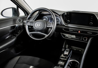 Подержанный автомобиль Hyundai Sonata 2021 года (14 фото)