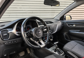 Подержанный автомобиль Kia Rio Hatchback 2021 года (15 фото)