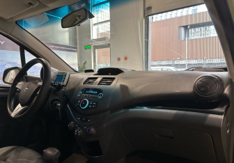 Подержанный автомобиль Chevrolet Spark 2011 года (10 фото)
