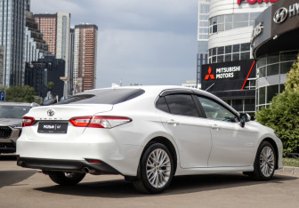Подержанный автомобиль Toyota Camry Sedan 2019 года (4 фото)