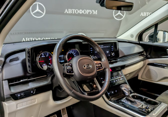 Подержанный автомобиль Kia Carnival 2021 года (15 фото)