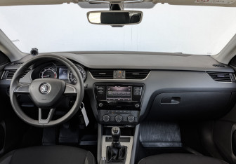 Подержанный автомобиль Skoda Octavia Liftback 2019 года (14 фото)