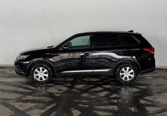Подержанный автомобиль Mitsubishi Outlander 2021 года (8 фото)