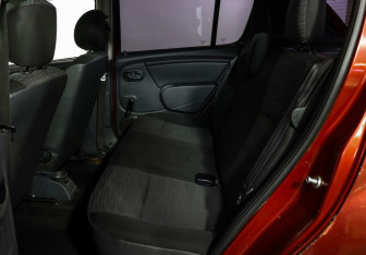 Подержанный автомобиль Renault Sandero 2012 года (9 фото)