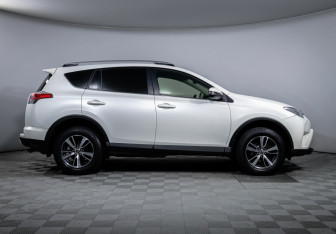 Подержанный автомобиль Toyota RAV4 2015 года (4 фото)